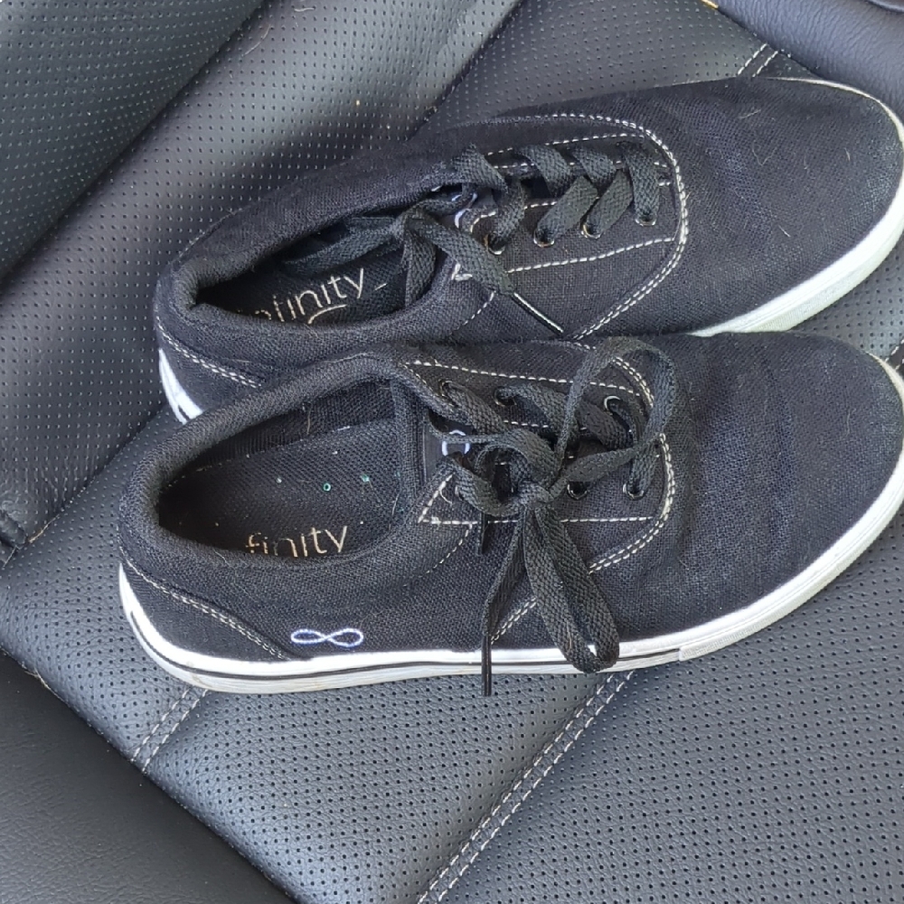 Infinity Cherokee Women's Black Canvas Sneakers